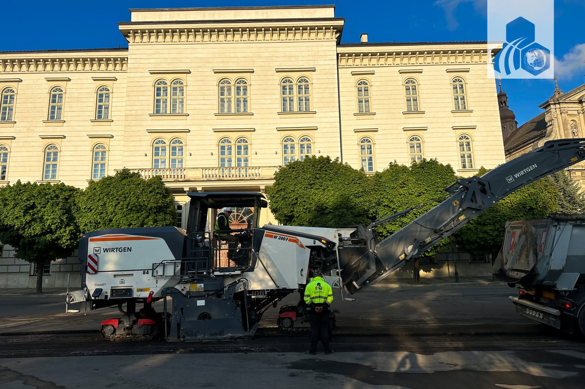 Дорожня фреза Шляховик-Т виконує роботи у місті